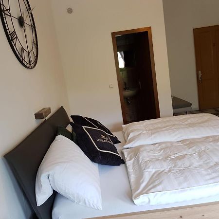 Hotelzimmer Im Alten Reihenhaus Auf Der Stadtmauer Bacharach Ngoại thất bức ảnh