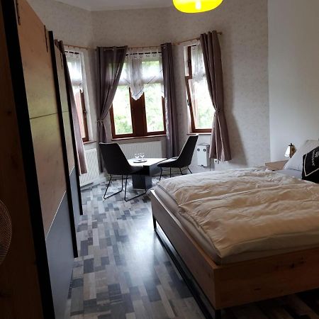 Hotelzimmer Im Alten Reihenhaus Auf Der Stadtmauer Bacharach Ngoại thất bức ảnh