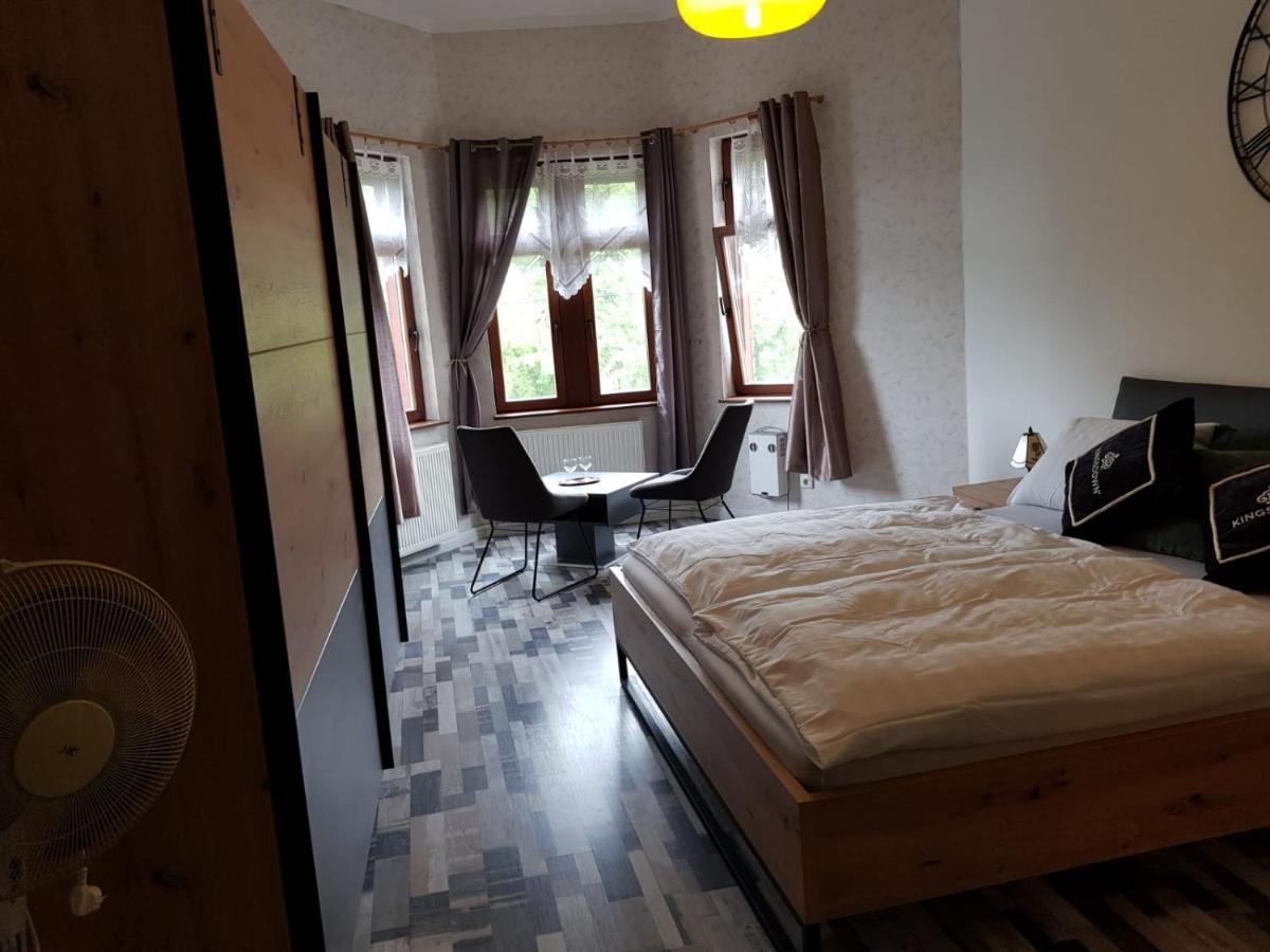 Hotelzimmer Im Alten Reihenhaus Auf Der Stadtmauer Bacharach Ngoại thất bức ảnh